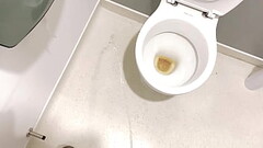 jjreilly79 piss marking his territory in public bathroom. His little cock pisses all over the toilet Thumb