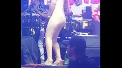 Mujer desnuda en concierto de TONNY ROSADO (SIN CENSURA) Thumb