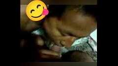 le dejo limpiesita la polla fl&aacute_cida a mi amigo mamandosela rico y esquisito hasta que se le p Thumb