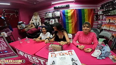 voy a una sex shop para la firma de autografos con mis actrices favoritas y me pasa algo increible Thumb