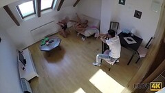 HUNT4K. El cazador inteligente encuentra la manera de seducir a una jovencita usando efectivo Thumb